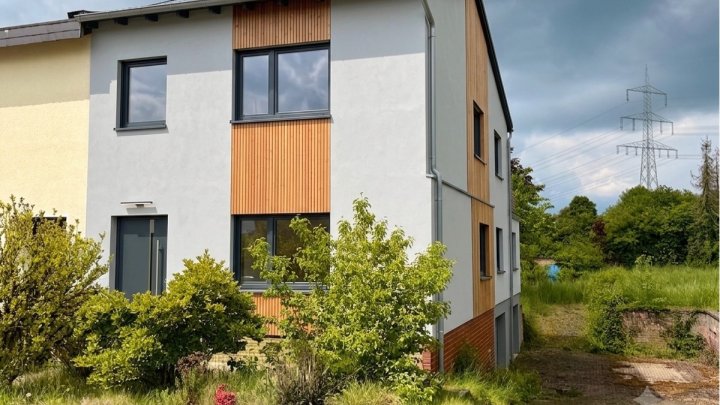 Doppelhaushälfte auf ca. 140 m² Wohnfläche mit großem Grundstück in Schiffweiler