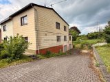 große breite Einfahrt zur Doppelgarage