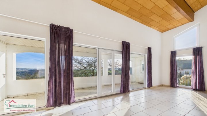 10 MIN. BIS ZUR LUX. GRENZE: GEPFLEGTES WOHNHAUS MIT 228 M² WFL. MIT FERNSICHT!