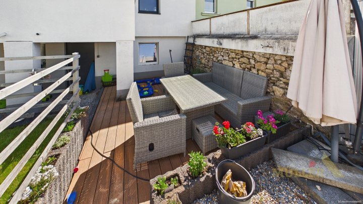 Moderne Doppelhaushälfte mit Photovoltaik-Anlage und Garten für die ganze Familie