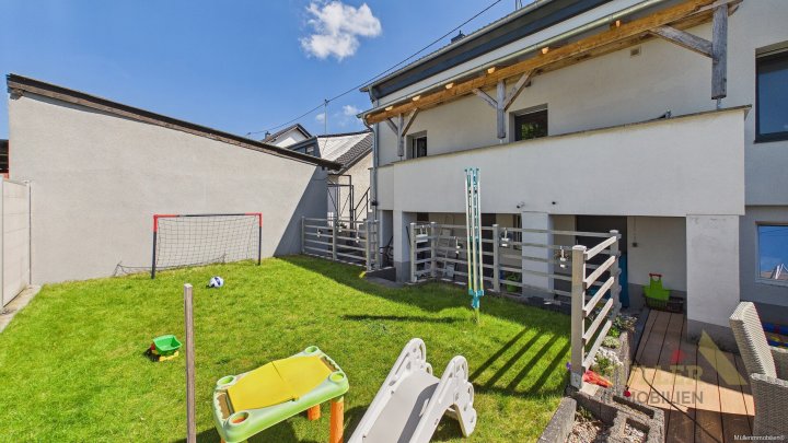 Moderne Doppelhaushälfte mit Photovoltaik-Anlage und Garten für die ganze Familie