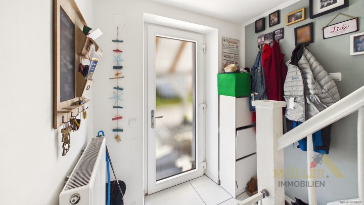 Moderne Doppelhaushälfte mit Photovoltaik-Anlage und Garten für die ganze Familie
