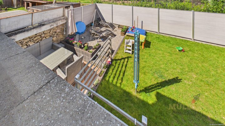 Moderne Doppelhaushälfte mit Photovoltaik-Anlage und Garten für die ganze Familie