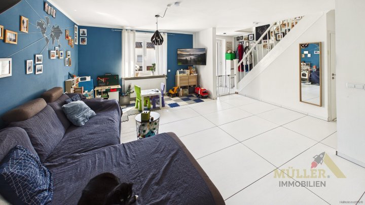 Moderne Doppelhaushälfte mit Photovoltaik-Anlage und Garten für die ganze Familie