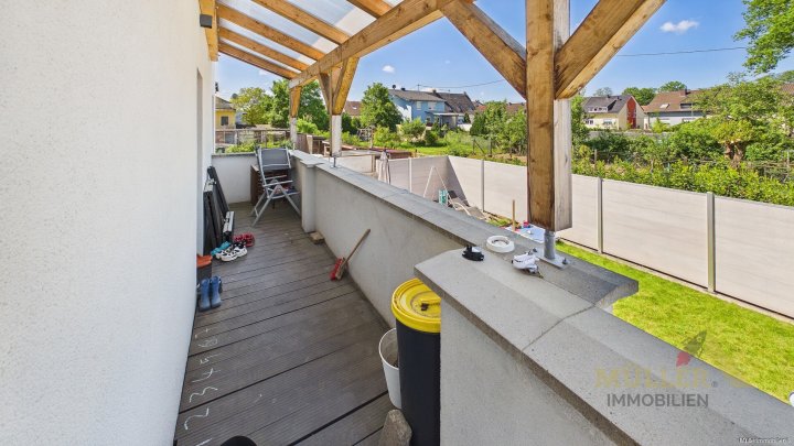 Moderne Doppelhaushälfte mit Photovoltaik-Anlage und Garten für die ganze Familie