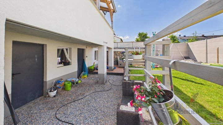 Moderne Doppelhaushälfte mit Photovoltaik-Anlage und Garten für die ganze Familie