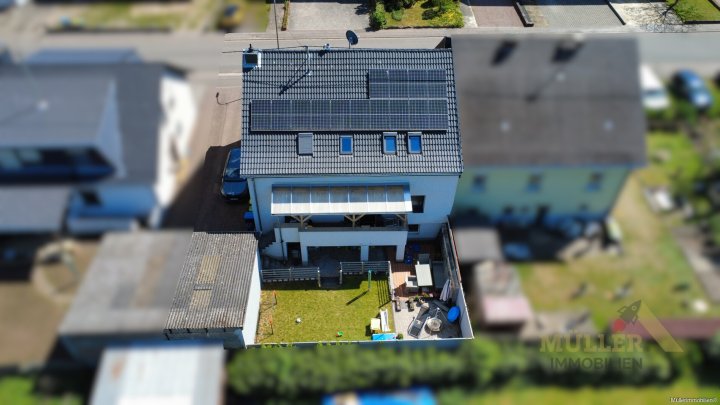 Moderne Doppelhaushälfte mit Photovoltaik-Anlage und Garten für die ganze Familie