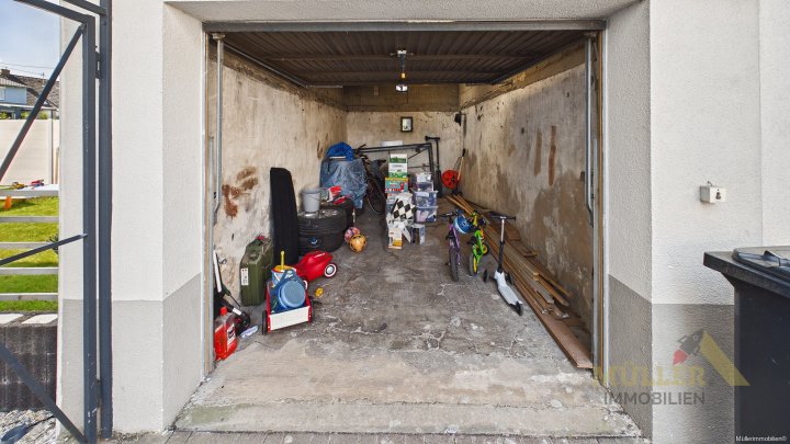 Moderne Doppelhaushälfte mit Photovoltaik-Anlage und Garten für die ganze Familie
