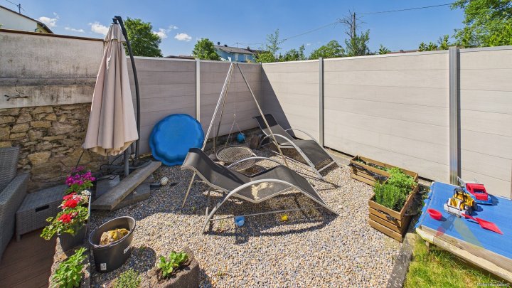 Moderne Doppelhaushälfte mit Photovoltaik-Anlage und Garten für die ganze Familie