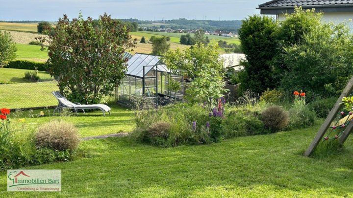 FREUDENBURG: WOHNHAUS MIT SEPARATEM BAUGRUNDSTÜCK IN GRENZNÄHE
