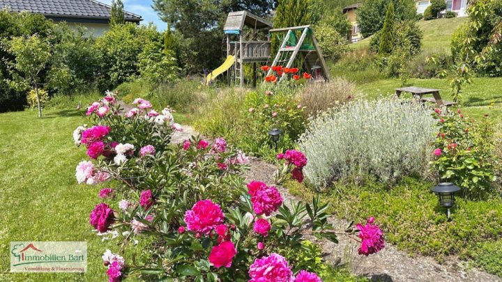FREUDENBURG: WOHNHAUS MIT SEPARATEM BAUGRUNDSTÜCK IN GRENZNÄHE