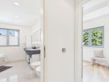 Flur / Blick ins Badezimmer und Ankleide