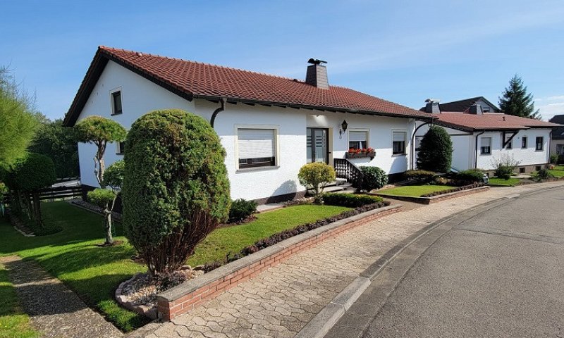 Freistehender Familienbungalow mit Garten, Balkon, Terrasse, Fernblick, zusätzl. UG-Wohnraum