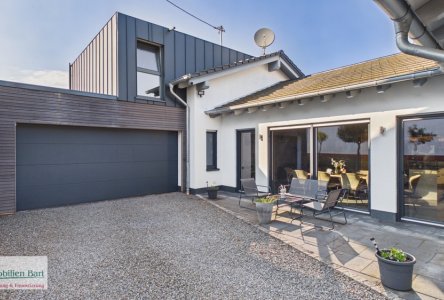 Terrasse neben dem Haus