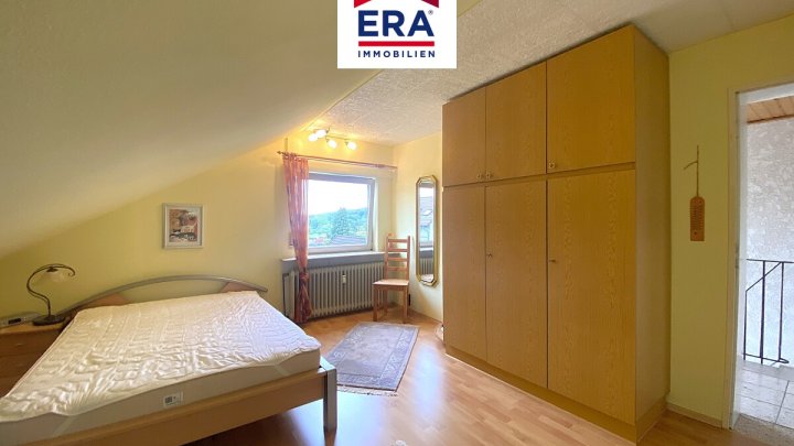 MEHRFAMILIENHAUS IN RUHIGER LAGE VON GROSSROSSELN/KARLSBRUNN