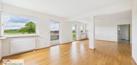 Wohnzimmer mit Zugang zum Balkon
