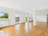 Wohnzimmer mit Zugang zum Balkon