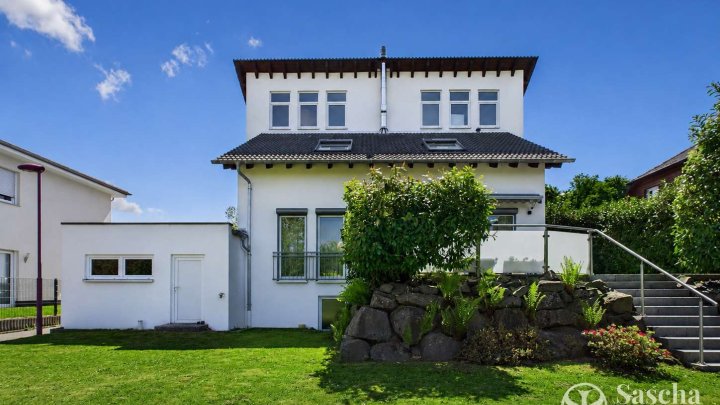 Großzügiges und hochwertiges Familiendomizil mit Kamin, Garten und moderner Energietechnik