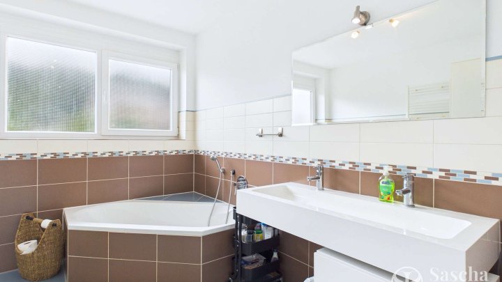 Großzügiges und hochwertiges Familiendomizil mit Kamin, Garten und moderner Energietechnik