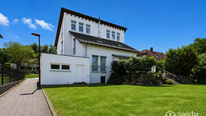 Großzügiges und hochwertiges Familiendomizil mit Kamin, Garten und moderner Energietechnik