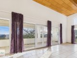 EG - Wohnzimmer mit Zugang zum großen Balkon