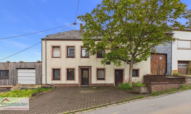 GRENZE L-REMICH: RENOVIERUNGSBEDÜRFTIGES BAUERNHAUS MIT GROßER SCHEUNE UND GARAGE IN METTLACH-FAHA