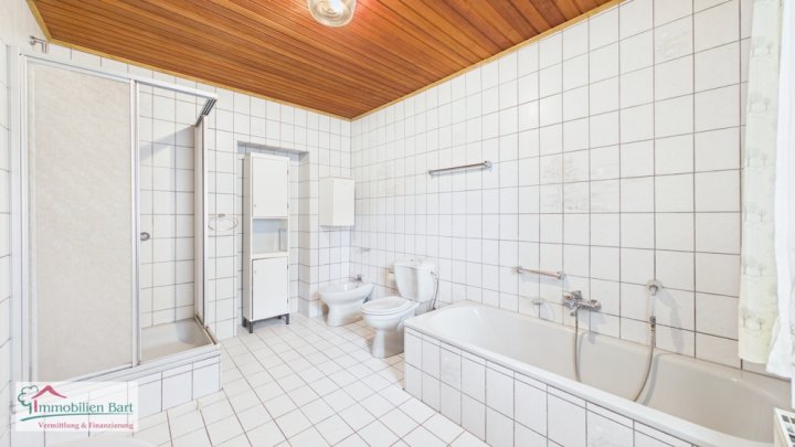 GRENZE L-REMICH: RENOVIERUNGSBEDÜRFTIGES BAUERNHAUS MIT GROßER SCHEUNE UND GARAGE IN METTLACH-FAHA