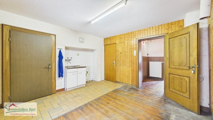 GRENZE L-REMICH: RENOVIERUNGSBEDÜRFTIGES BAUERNHAUS MIT GROßER SCHEUNE UND GARAGE IN METTLACH-FAHA