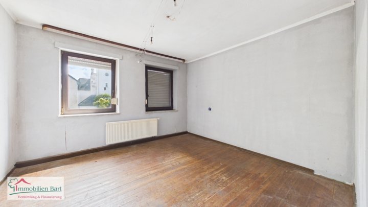 GRENZE L-REMICH: RENOVIERUNGSBEDÜRFTIGES BAUERNHAUS MIT GROßER SCHEUNE UND GARAGE IN METTLACH-FAHA