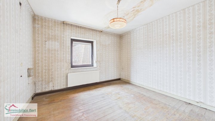 GRENZE L-REMICH: RENOVIERUNGSBEDÜRFTIGES BAUERNHAUS MIT GROßER SCHEUNE UND GARAGE IN METTLACH-FAHA