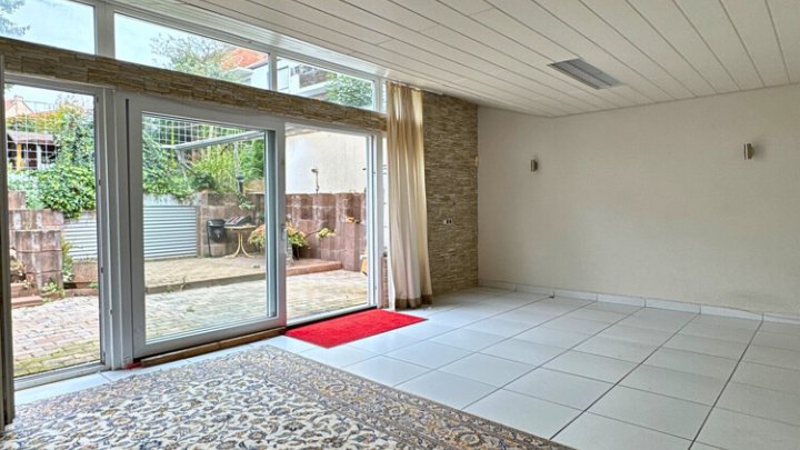 Großzügiges Haus, 410m² Gesamtfläche in ruhiger Seitenstraße von Saarbrücken-West