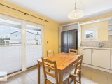 Küche mit Ausgang zum Balkon