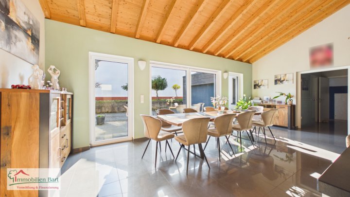 GRENZNÄHE LUXEMBURG: GEPFLEGTES A+ HOLZHAUS, 5 SCHLAFZIMMER, 230 M³ WFL. TOP LAGE BEI SAARBURG