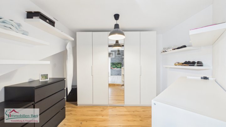 GRENZNÄHE LUXEMBURG: GEPFLEGTES A+ HOLZHAUS, 5 SCHLAFZIMMER, 230 M³ WFL. TOP LAGE BEI SAARBURG