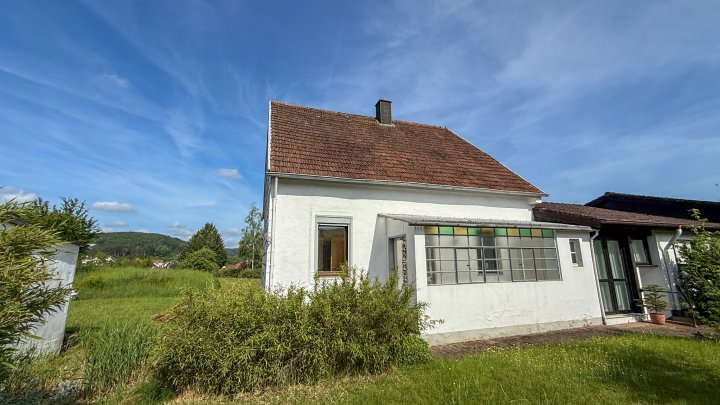 NIEDERWÜRZBACH - Helles Einfamilienhaus mit Garten in ruhiger Lage