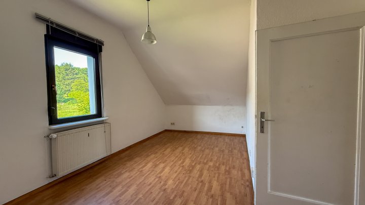 NIEDERWÜRZBACH - Helles Einfamilienhaus mit Garten in ruhiger Lage