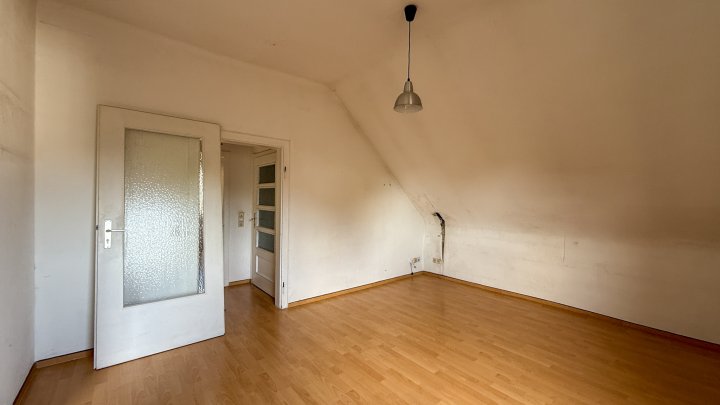 NIEDERWÜRZBACH - Helles Einfamilienhaus mit Garten in ruhiger Lage