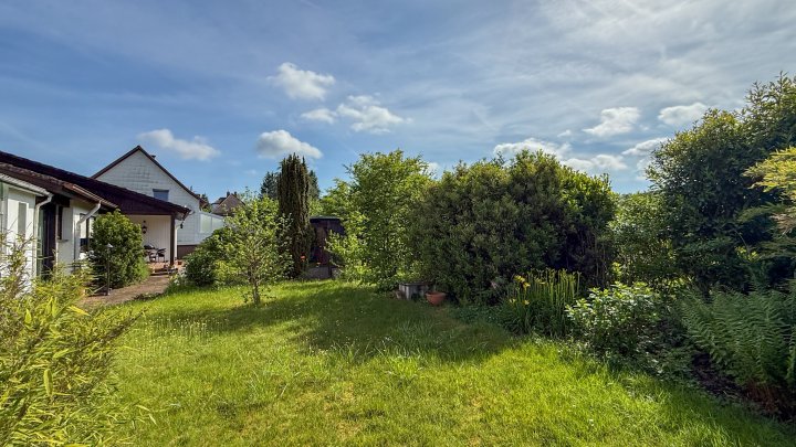 NIEDERWÜRZBACH - Helles Einfamilienhaus mit Garten in ruhiger Lage