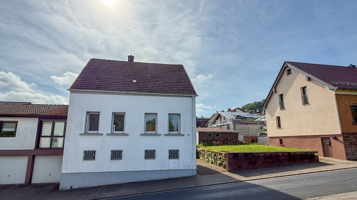 NIEDERWÜRZBACH - Helles Einfamilienhaus mit Garten in ruhiger Lage