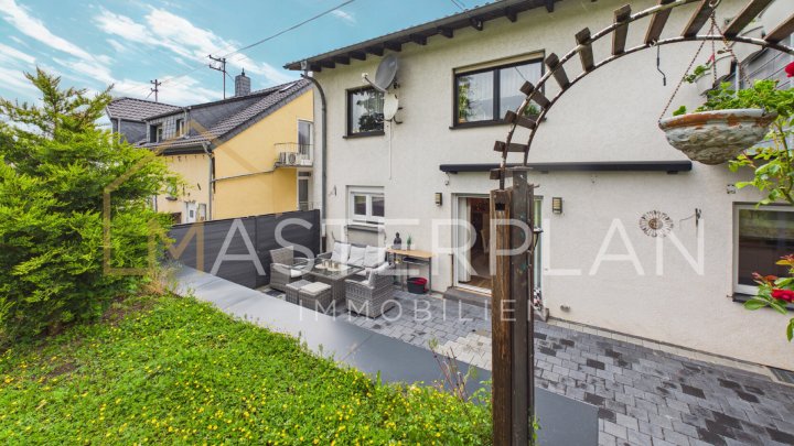 4ZKB Wohnung mit Terrasse und Garten umfassend renoviert