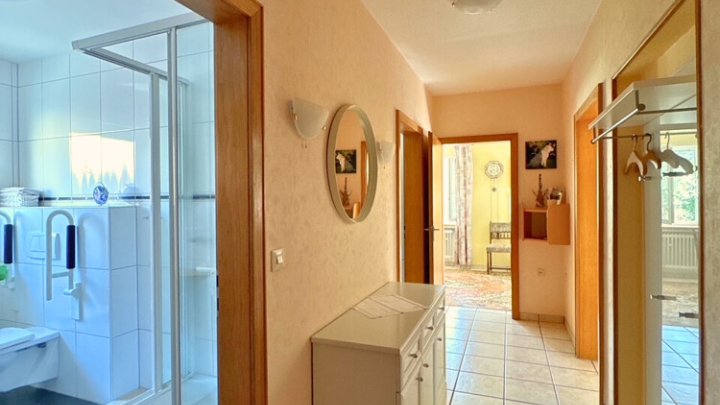 Freistehendes 1-2 Familienhaus in zentrums-und naturnaher Lage, sofort nutzbar