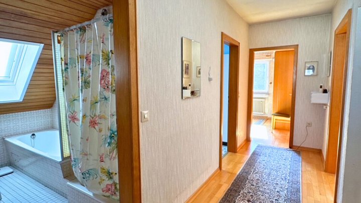 Freistehendes 1-2 Familienhaus in zentrums-und naturnaher Lage, sofort nutzbar