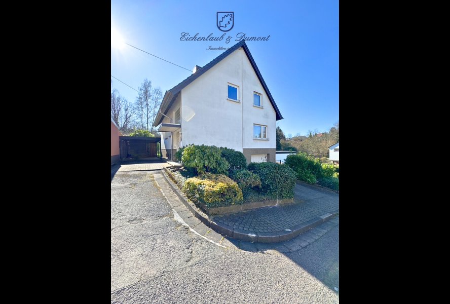 Hausansicht mit Garage