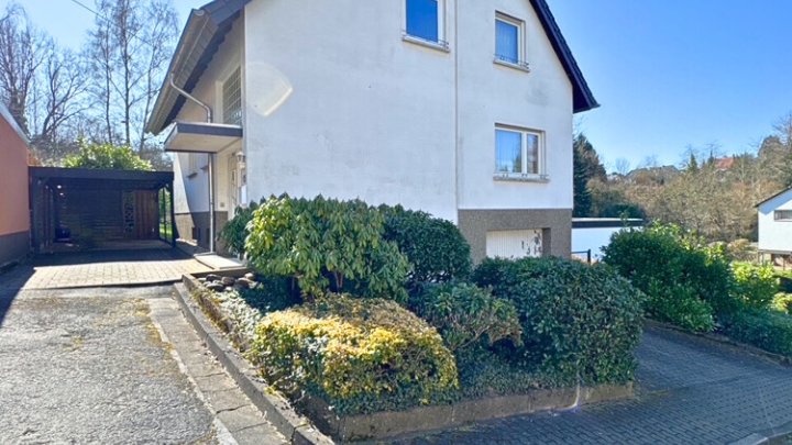 Freistehendes 1-2 Familienhaus in zentrums-und naturnaher Lage, sofort nutzbar
