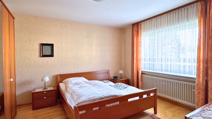 Freistehendes 1-2 Familienhaus in zentrums-und naturnaher Lage, sofort nutzbar