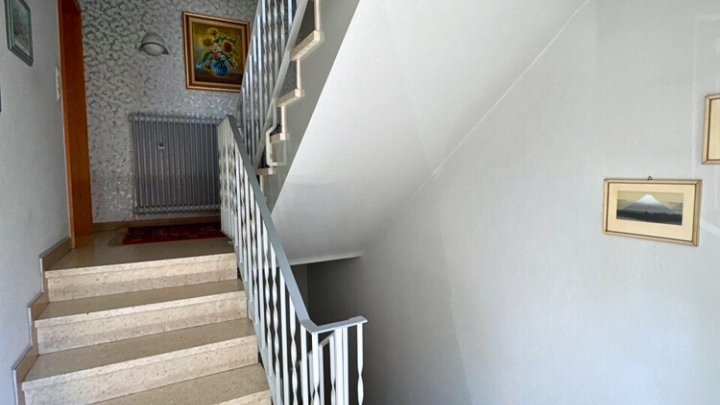 Freistehendes 1-2 Familienhaus in zentrums-und naturnaher Lage, sofort nutzbar