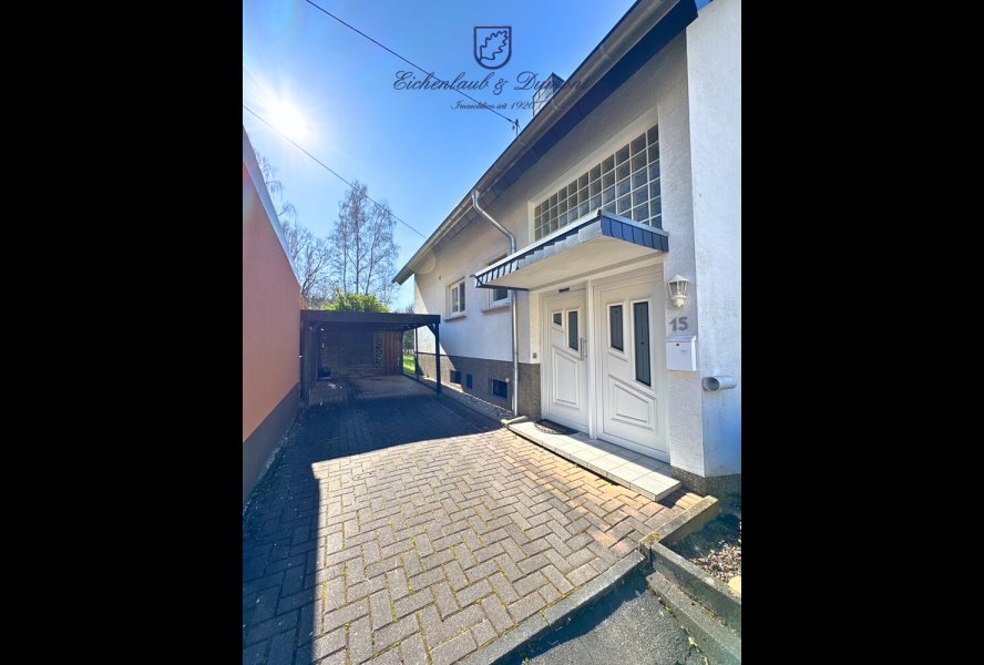 Hauseingang mit Carport + Stellplatz