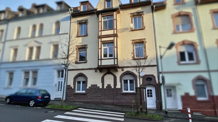 Altbaucharme: 4-ZKB Eigentumswohnung mit Balkon, sofort verfügbar