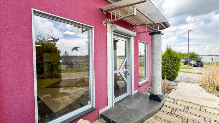 WOHNEN & ARBEITEN - Modernes EFH mit Werkstatthallen und Verkaufsfläche in 67688 Rodenbach