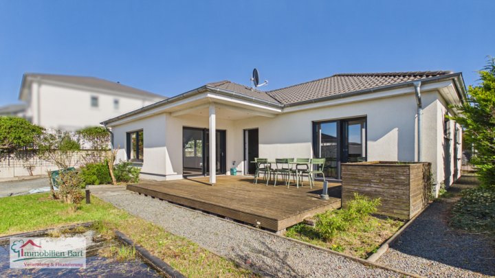 SOFORT VERFÜGBAR: A+ BUNGALOW VON 2017 IN TOP-WOHNLAGE!
